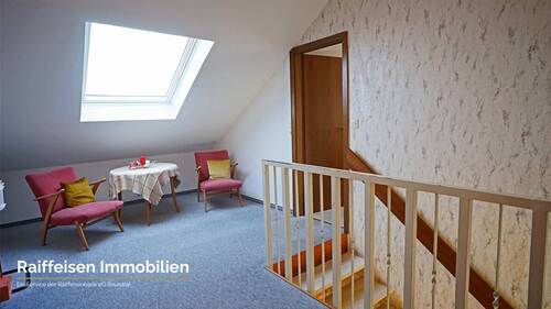 RAIBA IMMO - Wohnen am Sonnenhang 1 - Treppenaufgang Flur 2 - 