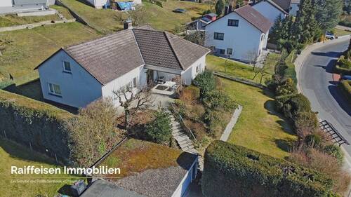 RAIBA IMMO - Wohnen am Sonnenhang 1 - Hausansicht - Großzügiges Einfamilienhaus in Sonnenlage, zentral in Altenbauna, sucht neue Eigentümer