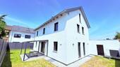 Blick zum Anwesen - ... AIGNER - Nachhaltiges Wohnen - modernes Einfamilienhaus in ruhiger Lage ...