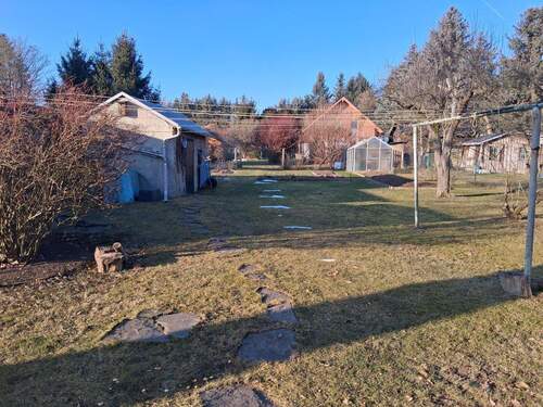 Blick in den Garten mit Gewächshaus - 