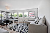 Wohnzimmer - Lichterfüllte, möblierte City-Wohnung mit Balkon, bezugsfrei, saniert, mit Aufzug