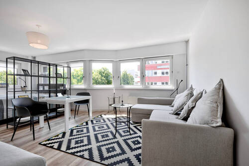Wohnzimmer - Lichterfüllte, möblierte City-Wohnung mit Balkon, bezugsfrei, saniert, mit Aufzug
