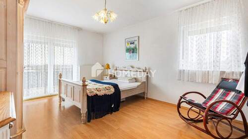 1. OG Schlafzimmer 1 - 