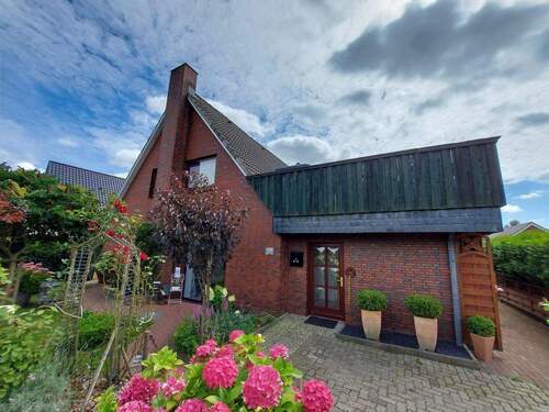 Vorderansicht der DHH - Großzügige Doppelhaushälfte mit zwei separaten Wohneinheiten