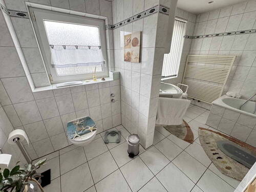 1- OG rechts Badezimmer - 