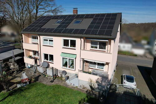 Rückansicht mit PV-Anlage - 1 Zimmer Mehrfamilienhaus, Wohnhaus zum Kaufen in Dortmund