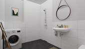 Modern gefliestes Bad mit bodengleicher Dusche - 4 Zimmer Etagenwohnung in Wildau