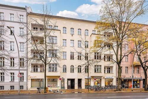 Hausansicht - Sanierte Altbauwohnung mit eigener Terrasse im Torstraßen-Kiez