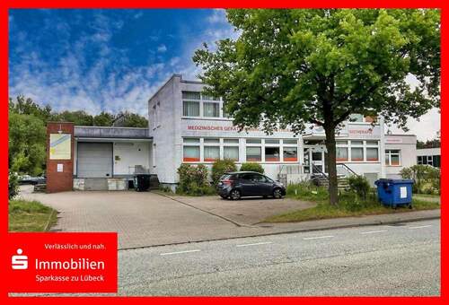 Straßenansicht m. Grundstückszufahrt - Gewerbeobjekt an attraktivem Standort in Bad Oldesloe zu verkaufen - Erweiterungspotential vorhanden