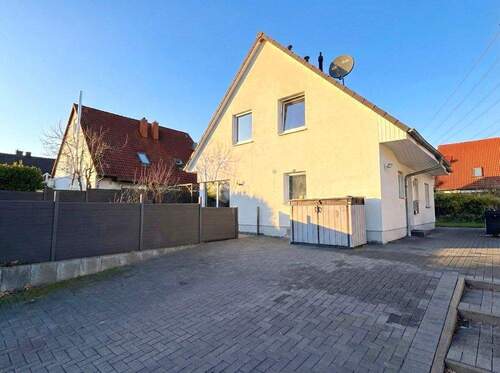 Vorderansicht mit Stellplätzen - FREISTEHENDES EINFAMILIENHAUS IM KFW-70-STANDARD IN LÜCKLEMBERG