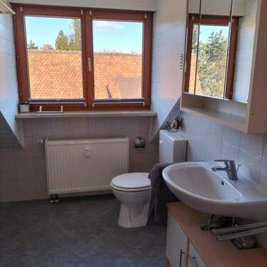 Bad mit Wanne und WC - 