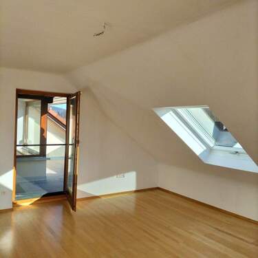 Wohnzimmer mit Zugang zur Loggia - Etagenwohnung mit 111,00 m&sup2; in Hersbruck zur Miete