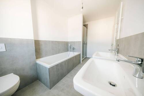 Bad mit Dusche und Wanne - 