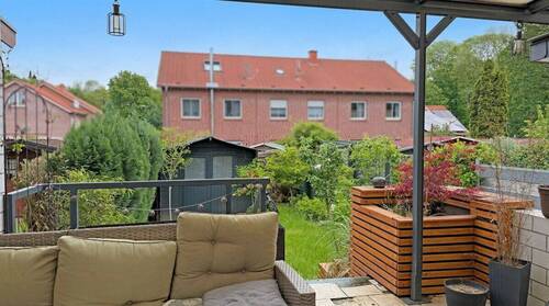 Terrasse mit Blick in den Garten - 