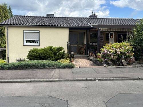 Vorderansicht - Einfamilienhaus (Haushälfte) mit Einliegerwohnung: Ein Zuhause mit Charme und vielen Möglichkeiten