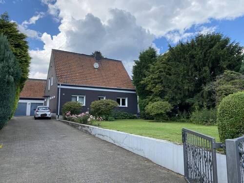 Hausansicht von der Straße aus - 