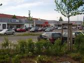 Einkaufszentrum zur Straßenseite - 