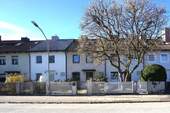 Fassade zur Straße - 4 Zimmer Reihenmittelhaus in München