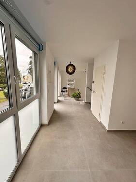 Flur um die Etage - 4 Zimmer Etagenwohnung zur Miete in Maintal