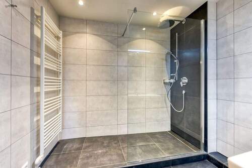 Bad mit Handtuch-HK - 