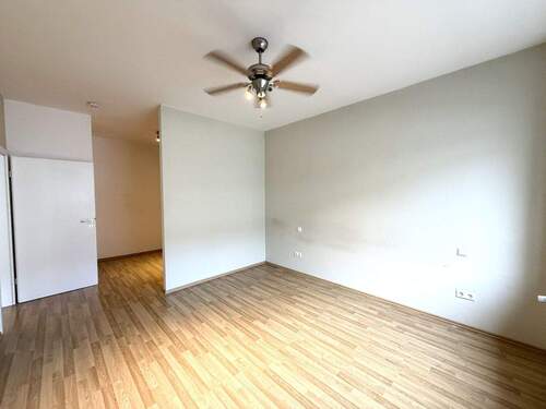 Schlafzimmer mit Ankleidebereich - 