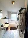 Badezimmer mit Wanne und Dusche - 