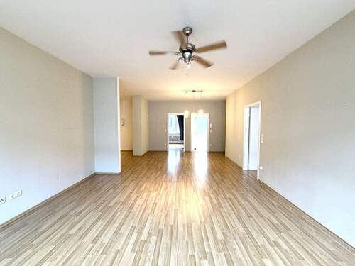 Wohn- und Esszimmer - Großzügige 3,5-Zimmer-Stadtwohnung mit Einbauküche - hell und komfortabel