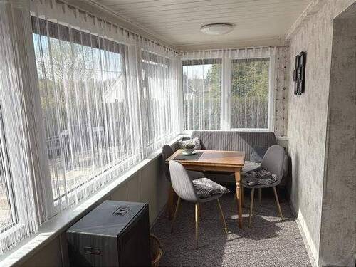 Essbereich mit großen Fenstern - 