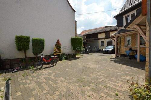 Hofbereich - Mehrfamilienhaus, Wohnhaus mit 244,20 m² in Klein-Winternheim zum Kaufen