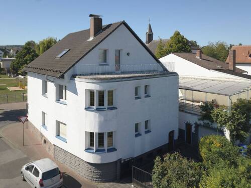 Rückseite mit Dachterrasse - 2 Familienhaus - schöner Garten - 2 Garagen - Potential für mehr