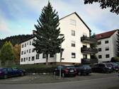 Aussenansicht / KFZ-Stellplatz - Etagenwohnung mit 89,00 m² in Kandern zur Miete