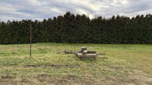 Grundstück mit Brunnen - 