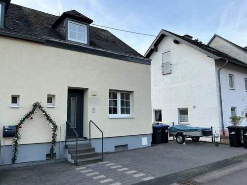 Vorderansicht mit Stellplatz - 