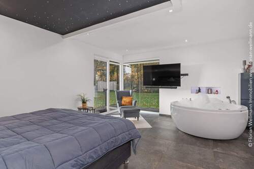 ... mit integriertem Badezimmer ... - 