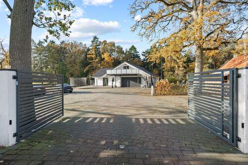 Einfahrt mit Tor - 7 Zimmer Einfamilienhaus in Ottersberg