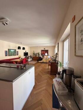 Blick von der Küche in den Raum - Etagenwohnung mit 137,00 m&sup2; in München zum Kaufen