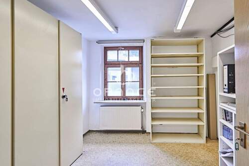 Ein weiteres Büro oder Aktenlager im hinteren Teil der Immobilie - 
