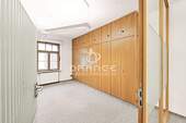 Auch Büro 2 ist mit einem großen Schrank ausgestattet - 