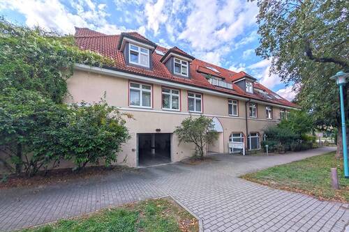 Seitenansicht mit Zufahrt Garage - 2 Zimmer Büro zum Kaufen in Birkenwerder