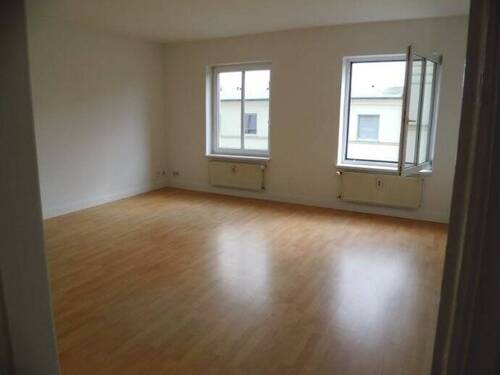 Wohnzimmer - Wohnung mit Laminat und Duschbad - Mitten in der Stadt