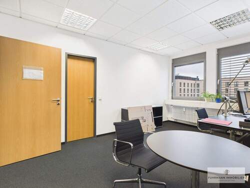 Office mit Verbindungstür - 