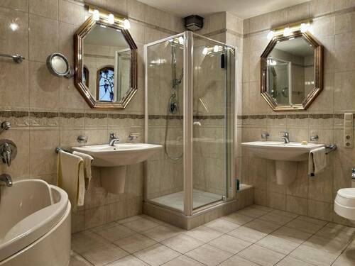 Bad mit Wanne & Dusche - 