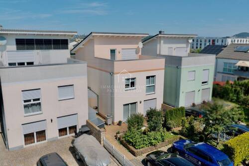 Ansicht Südwest weit - Anfragestopp: Modernisiertes EFH mit sonniger Dachterrasse in familienfreundlicher Lage von Fulda