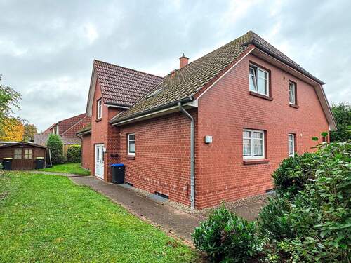 Hausansicht - SCHÖNE ZWEI-ZIMMER-ERDGESCHOSSWOHNUNG IN SITTENSEN