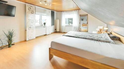 Wohnzimmer oder Schlafzimmer im Obergeschoss - 