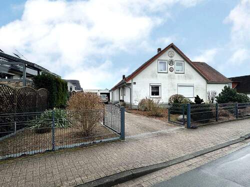 Straßenansicht - Ein Zuhause mit Herz und Weite - Familienparadies mit Pool, Teich und Wintergarten! (SY-1020-202)