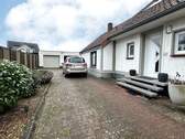  Hofzufahrt - 6 Zimmer Einfamilienhaus zum Kaufen in Celle