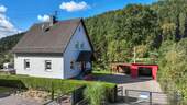 Luftbild Haus mit Hof und Garage - 