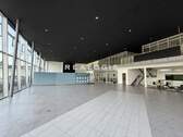 Innenansicht Showroom - ca. 1.200 m² große Showroom- und Werkstattfläche mit Büro und Freifläche