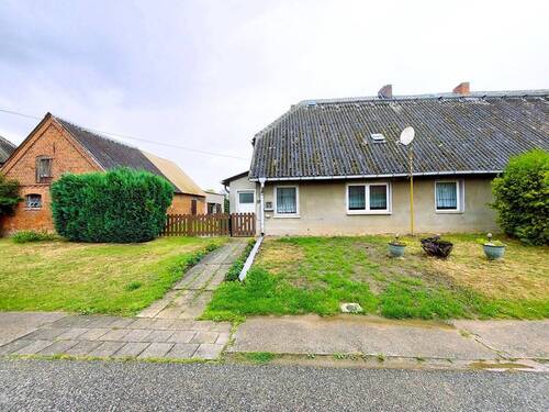 linke Haushälfte Straßenseite - 6 Zimmer Mehrfamilienhaus, Wohnhaus in Burow / Hermannshöhe